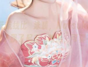 最新碧蓝航线比叡泳装，Natsuko夏夏子说她裙子飘了起来，哈哈，可真有趣！
