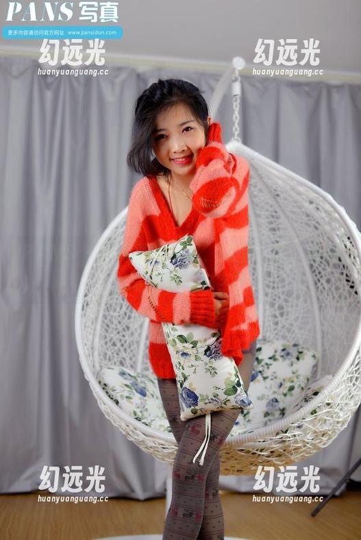 PANS - 写真里的妮妮，教室一角，黑板上写着谁的名字？