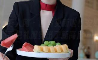 Xiuren秀人网 – 图片更新啦！安妮Tess似乎把礼服穿出了新高度……