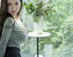 Xiuren秀人网 – 徐莉芝Booty的美图里，肉丝带来了些别样的氛围，轻松又有趣。