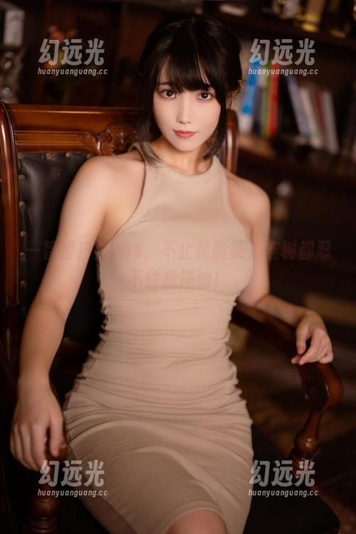 一智智户外cos，不止是脸美，连树都忍不住想搭讪！
