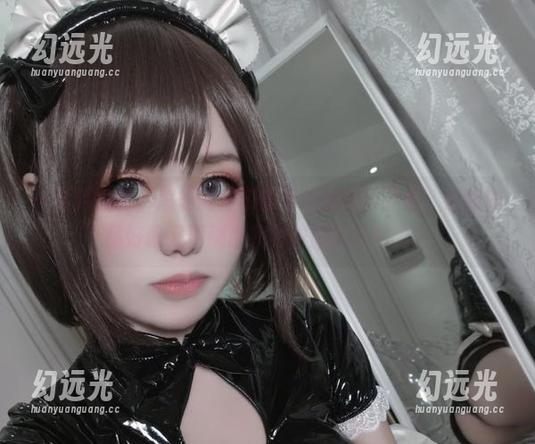 一笑芳香沁，总是能在校服中找到新的灵感，最新作品好像又要刷新我对校服的认知啦！