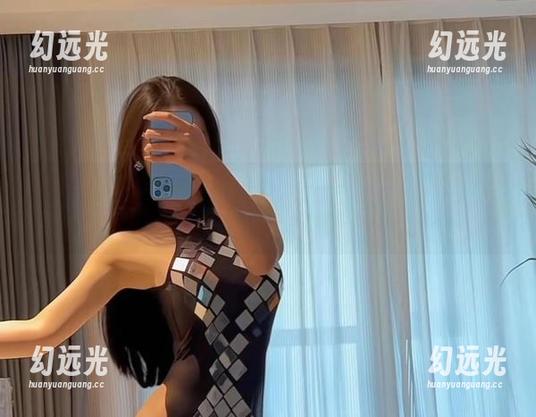 微密圈 - 睁开眼睛就看到不爱笑的赛琳泳池的图包，水波荡漾，真不错的选择！