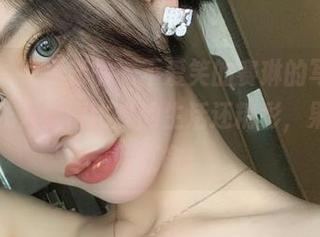 微密圈 – 又更新啦，不爱笑的赛琳的写真嘉宾帖简直让人觉得比我的生活还精彩，果然是个网红命！