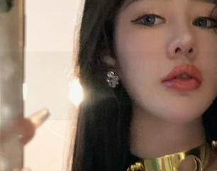 微密圈 – 想要福利？不爱笑的赛琳的红色内衣作品可不止一层含义