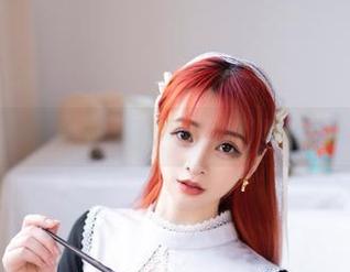 叉子宝宝携美腿图包亮相，后面的腿，别说我偷瞄，我明明在欣赏。