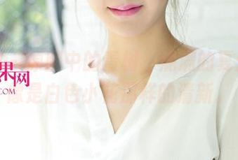 尤果网 – 原图中的青树，满满的夏天感，像是白色小花那样的清新。