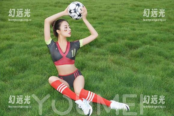 尤蜜荟 - 娜依灵儿的自拍图包，让我见识到了什么叫做“无知者无畏”——反正好看嘛。