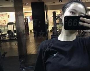 微密圈 – 原图分享：左公子666又给我们带来了这位“雪白女人”——难道肤色有玄机？