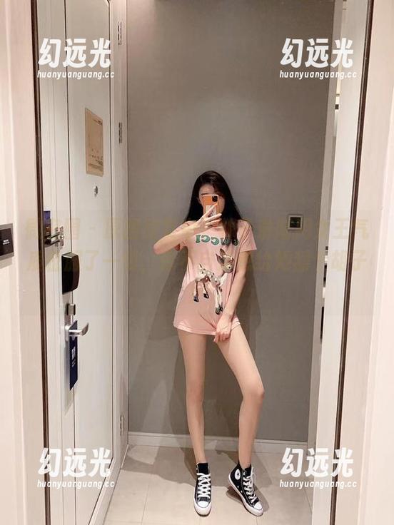 微密圈 - 原图欣赏中，林子琳喵用女王气质征服了一切，情不自禁想给她刮个胡子！