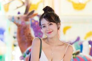爱蜜社 – 裸足风景线：蕾蕾醒了没的私拍与大地对话