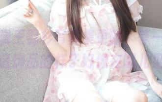 圣诞特辑王羽杉写真集更新，等一下，那个圣诞饰品的样子好像在哪儿见过？