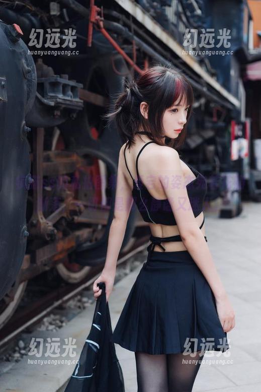 疯猫ss的私拍图集，爱宕的姿态宛若花瓣渐落，一切都是那么静谧又迷人。
