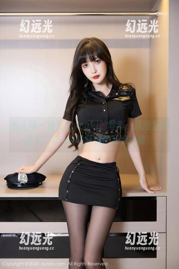 秀人网 - 林文文yooki的写真：原图里的裸足，有一种说不出的随意感啊！