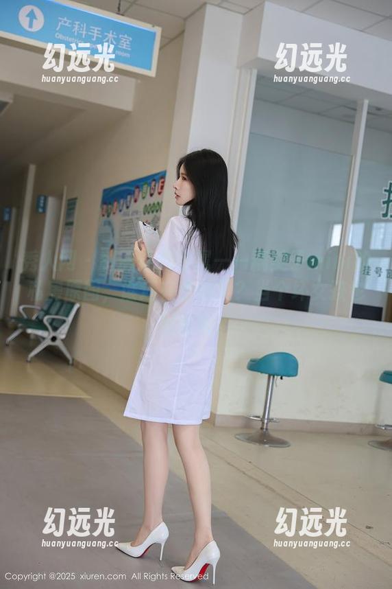 秀人网 - 制服系列专属——糯美子mini的私房原图，谁还在乎规矩？当个坏女孩也挺好的。