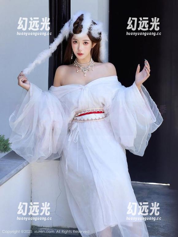 秀人网-蓝夏 秀人网 - 这位蓝夏的私房甜心,宛如夏季微风中的轻灵舞步。