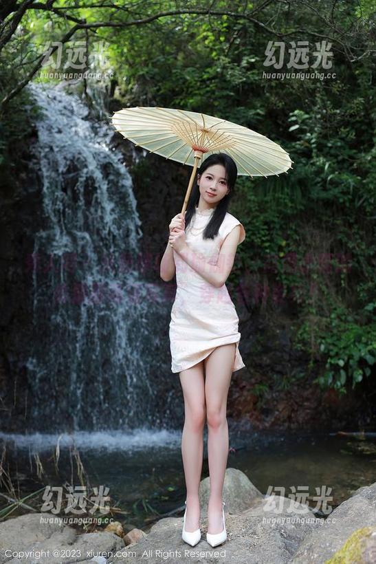 秀人网 - 从垒球场到瑜伽垫，露露小喵的体操服高清写真，穿越各种姿势！