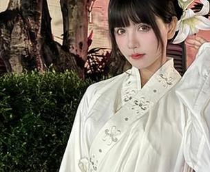 原图里有多少秋山AkI的“秋の恋”？每一张都想做成壁纸，呜呜，选困难症又犯了。
