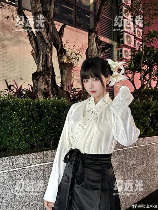 秋山AkI 原图里有多少秋山AkI的“秋の恋”?每一张都想做成壁纸,呜呜,选困难症又犯了。