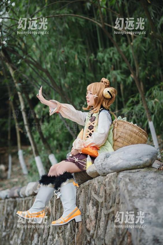按下播放，花铃Hana的网袜像是在诉说千言万语，图包里每一帧都让我好奇。