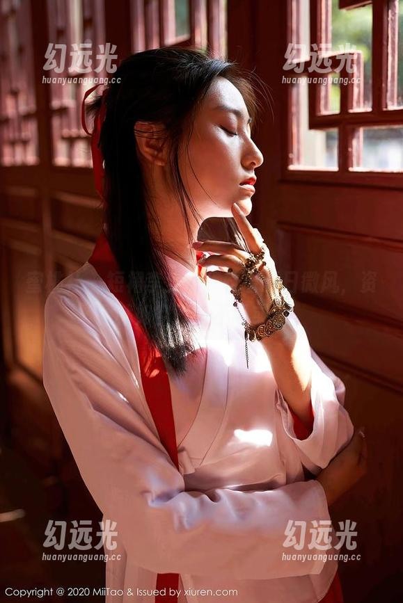 蜜桃社 - 短裙李梦婷，恍若夏日微风，资源就如空气般不可或缺。