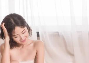 轰趴猫 – 最新资料！艾小青真敢，女孩的姿态就像打开了一扇窗！