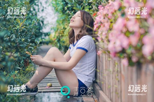 青豆客 - 颖莹儿YY的夏日学姐套图，书本间的微风好像不太一样呢