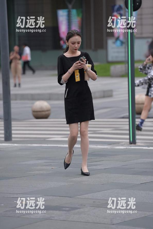 魔镜街拍 - 婷婷的工作非典型日常：粉裙与在线会议的高清奇妙结合