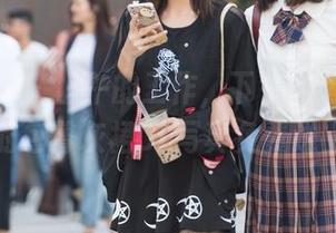 魔镜街拍 – 上午的工作，下午的诱惑，婷婷的包臀灰裙OL写真免费送上！