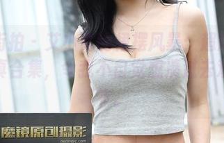魔镜街拍 – 艾小青的裙摆风暴：超短裙肉丝写真合集，令我不自觉想凑过去观察细节。