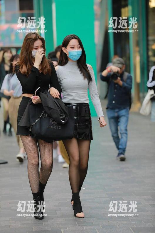 玻璃墙外的视角，魔镜街拍全套牛仔热裤美女带你逛一逛！