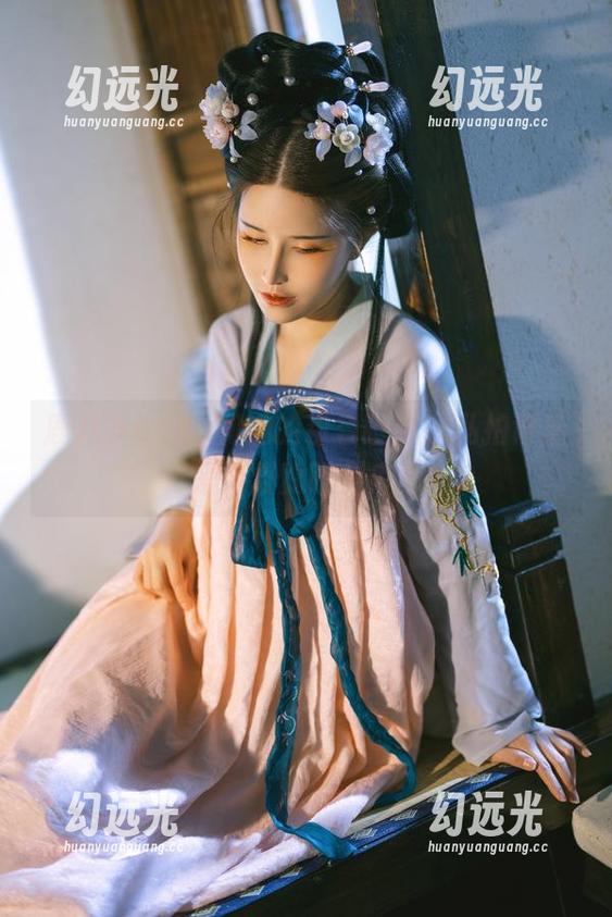 鹿八岁baby和她的粉色睡衣，私拍背后是无数赞叹免疫！